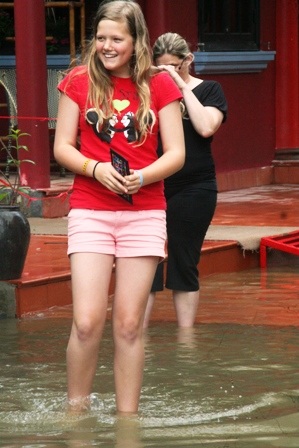 Du khách nước ngoài hào hứng với cảnh... ngập lụt - 1