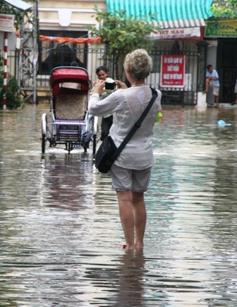 Du khách nước ngoài hào hứng với cảnh... ngập lụt - 10