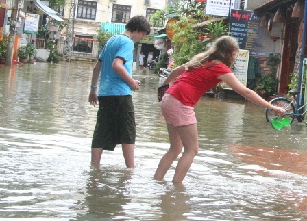 Du khách nước ngoài hào hứng với cảnh... ngập lụt - 11