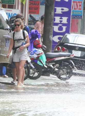 Du khách nước ngoài hào hứng với cảnh... ngập lụt - 13