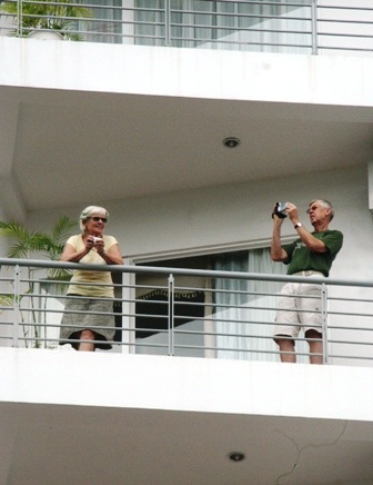 Du khách nước ngoài hào hứng với cảnh... ngập lụt - 14