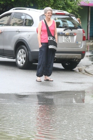 Du khách nước ngoài hào hứng với cảnh... ngập lụt - 15