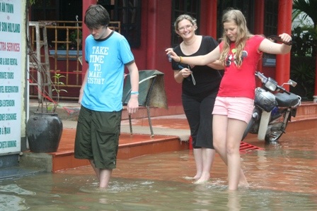 Du khách nước ngoài hào hứng với cảnh... ngập lụt - 16