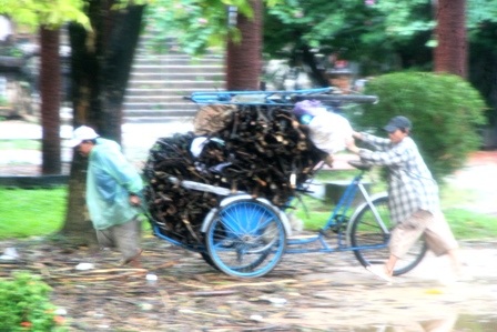 Mưa lũ miền Trung: 24 người chết và mất tích - 12