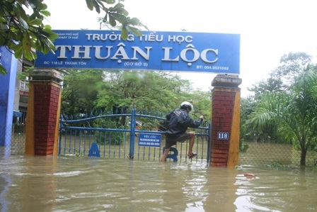 Lũ chia cắt toàn bộ thành phố Huế - 9