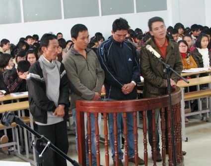 Cứu phạm nhân trong buồng giam, 1 bị cáo được miễn án tù - 1 Cứu phạm nhân trong buồng giam, 1 bị cáo được miễn án tù - 1