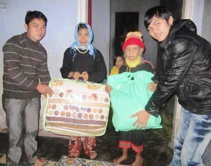 SV Huế quyên góp, tặng áo ấm mùa đông cho trẻ em miền núi - 2