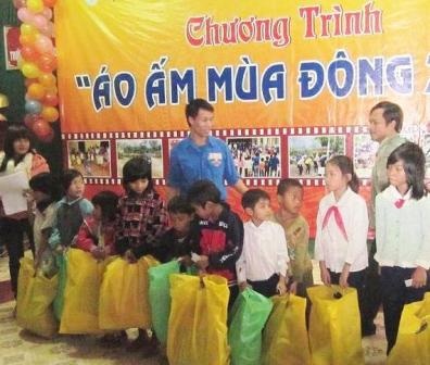 SV Huế quyên góp, tặng áo ấm mùa đông cho trẻ em miền núi - 1
