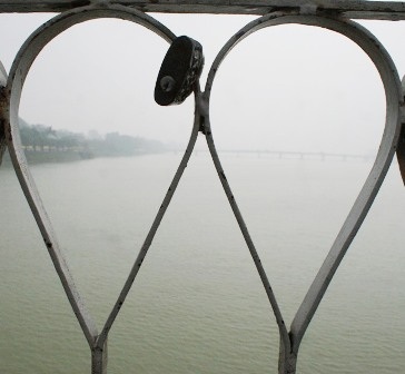 Những “ổ khóa tình yêu” trên cầu Trường Tiền - 2