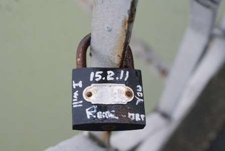 Những “ổ khóa tình yêu” trên cầu Trường Tiền - 1