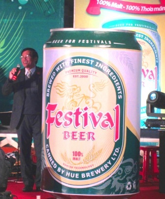 Hàng nghìn người đội mưa đến dự lễ hội ra mắt bia lon Festival - 1 Hàng nghìn người đội mưa đến dự lễ hội ra mắt bia lon Festival - 1