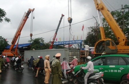 Container lật chỏng chơ, hơn 50m3 gỗ đổ tràn đường - 1