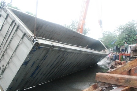 Container lật chỏng chơ, hơn 50m3 gỗ đổ tràn đường - 2