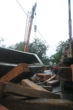 Container lật chỏng chơ, hơn 50m3 gỗ đổ tràn đường - 3