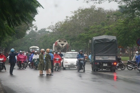 Container lật chỏng chơ, hơn 50m3 gỗ đổ tràn đường - 5