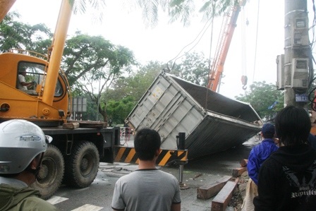 Container lật chỏng chơ, hơn 50m3 gỗ đổ tràn đường - 4