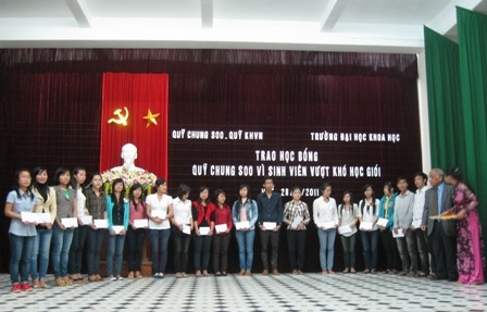 20 SV báo chí vượt khó học giỏi được nhận học bổng - 1 20 SV báo chí vượt khó học giỏi được nhận học bổng - 1