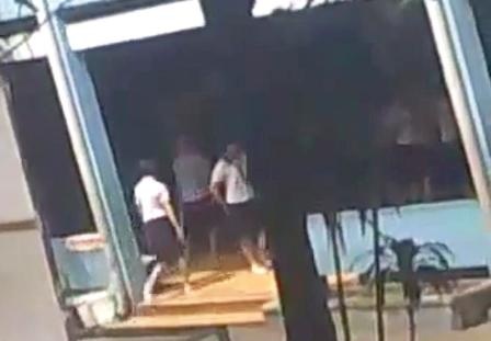 “Clip hàng chục nữ sinh bị quất roi vào mông” không phải xảy ra ở Huế - 2 “Clip hàng chục nữ sinh bị quất roi vào mông” không phải xảy ra ở Huế - 2