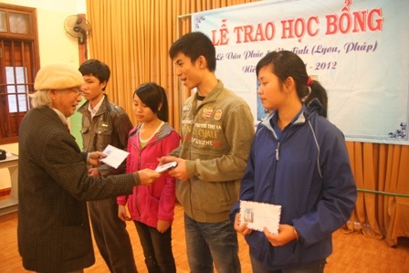 TT-Huế: Trao học bổng tới 57 HS, SV nghèo học giỏi - 1