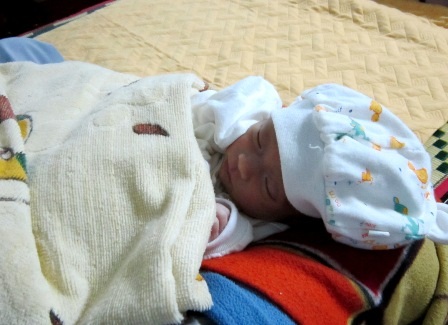 Một bé gái sơ sinh bị bỏ rơi ở chùa Thiên Mụ  - 1