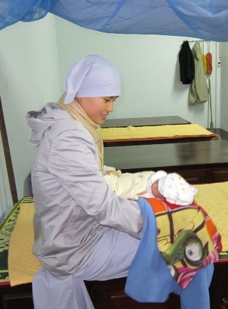 Một bé gái sơ sinh bị bỏ rơi ở chùa Thiên Mụ  - 3