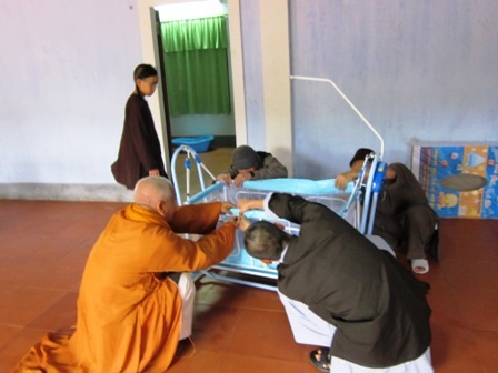 Một bé gái sơ sinh bị bỏ rơi ở chùa Thiên Mụ  - 4