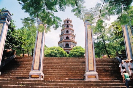 Một bé gái sơ sinh bị bỏ rơi ở chùa Thiên Mụ - 2 Một bé gái sơ sinh bị bỏ rơi ở chùa Thiên Mụ - 2