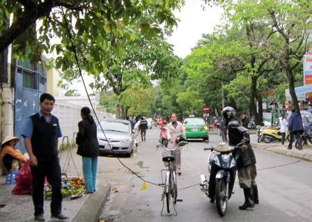 TP Huế: Dây điện "bẫy" người đi đường - 2