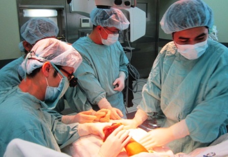 Thành công ca nối bàn tay bị đứt lìa và cấy máy tạo nhịp tim - 1