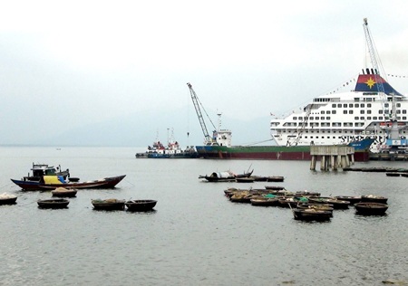 Giải tỏa dứt điểm khu đăng lưới nuôi tôm hùm trong cảng biển Chân Mây - 1 Giải tỏa dứt điểm khu đăng lưới nuôi tôm hùm trong cảng biển Chân Mây - 1