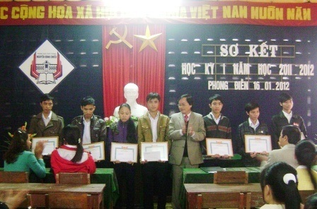 TT-Huế: Trao quà Tết cho học sinh nghèo hiếu học  - 1