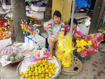 "Em đi bán lì xì để mua đôi giày mới..." - 7