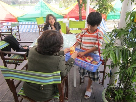 "Em đi bán lì xì để mua đôi giày mới..." - 11