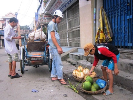 "Em đi bán lì xì để mua đôi giày mới..." - 8