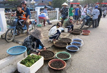 "Em đi bán lì xì để mua đôi giày mới..." - 9