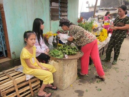 "Em đi bán lì xì để mua đôi giày mới..." - 10