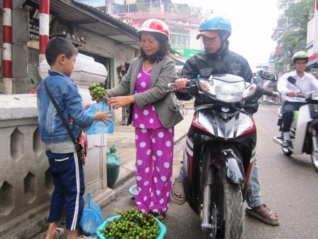 "Em đi bán lì xì để mua đôi giày mới..." - 12