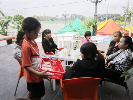 "Em đi bán lì xì để mua đôi giày mới..." - 6