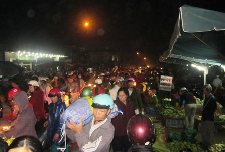 Hàng ngàn người chen chân trong chợ đầu mối lúc 2h sáng - 1