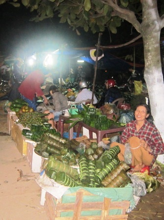 Hàng ngàn người chen chân trong chợ đầu mối lúc 2h sáng - 4