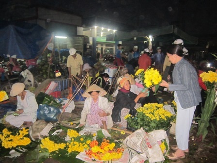 Hàng ngàn người chen chân trong chợ đầu mối lúc 2h sáng - 5