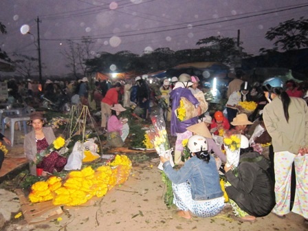 Hàng ngàn người chen chân trong chợ đầu mối lúc 2h sáng - 6