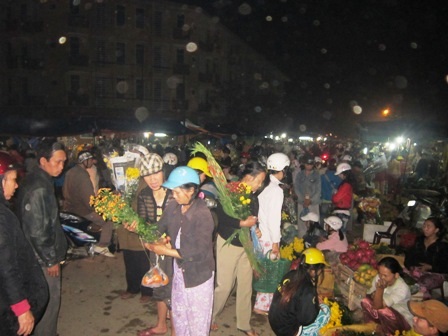 Hàng ngàn người chen chân trong chợ đầu mối lúc 2h sáng - 7