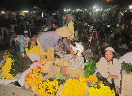 Hàng ngàn người chen chân trong chợ đầu mối lúc 2h sáng - 8