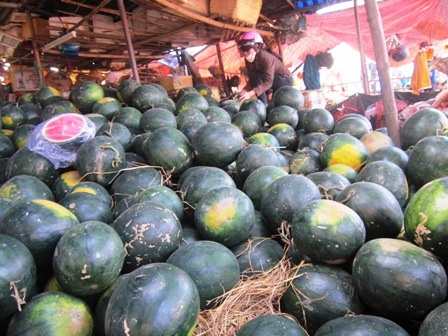 Hàng ngàn người chen chân trong chợ đầu mối lúc 2h sáng - 10