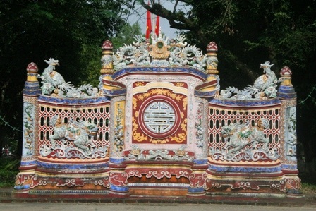 Dạo quanh những bức bình phong rồng độc đáo xứ Huế  - 1