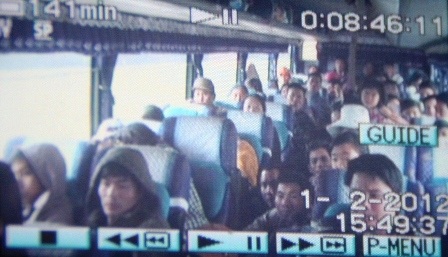 “Nhét” gần 90 hành khách trên xe 51 chỗ - 1