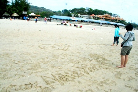 Hàng vạn người đổ về biển Long Hải đầu năm rồng - 8