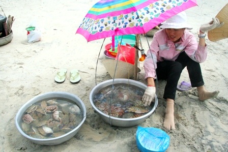 Hàng vạn người đổ về biển Long Hải đầu năm rồng - 9