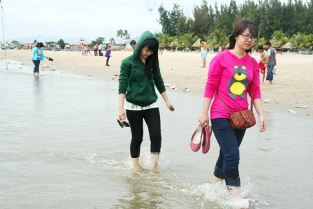 Hàng vạn người đổ về biển Long Hải đầu năm rồng - 10